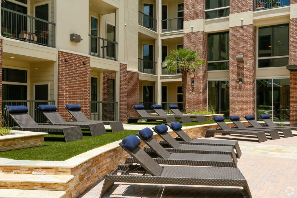 2626 Fountain View; One and two bedroom pet friendly luxury apartments in convenient Uptown Houston